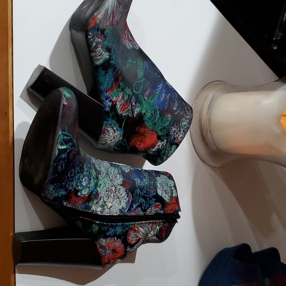 Floral Ankle Boots. 6.5 NEW